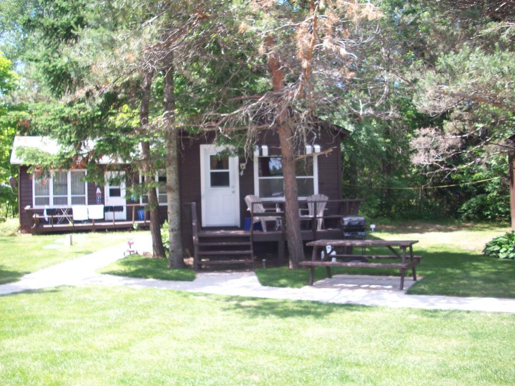 Lakewoods Cottage Oxtongue Lake Room photo