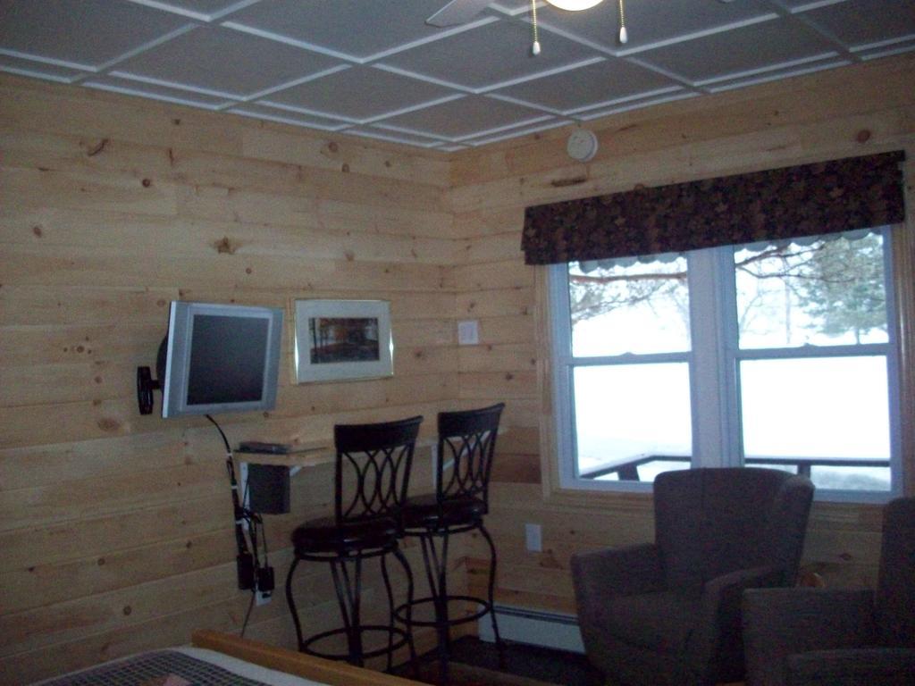 Lakewoods Cottage Oxtongue Lake Room photo